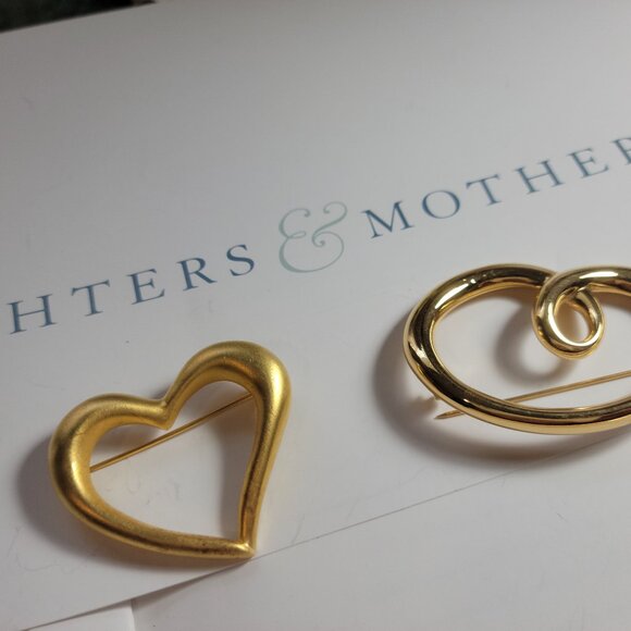 Mother and Daughter Gift Hearts "I share my Heart with my Daughter" Two Brooches - Picture 3 of 9